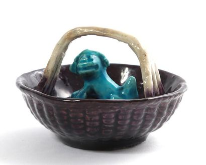Époque Qing 
Petite coupe
À anse en porcelaine à couverte manganèse, bleu et beige
Haut.:...