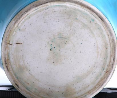 Époque Qing Grand vase En porcelaine à couverte turquoise Trace de marque au revers...