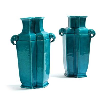 Époque Qing 
Paire de vases à pans
En porcelaine à couverte turquoise
Anses à têtes...