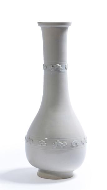 Époque Qing 
Grand vase à talon
En porcelaine à couverte blanche à décor d'une frise...