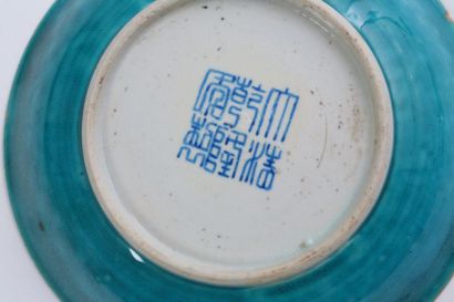 null Coupe en porcelaine
À couverte turquoise
Marque au revers
Diam.: 16 cm