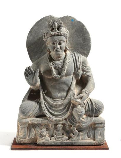 Gandhara Bodhisatva «Maitreya» auréolé
Assis sur un trône entouré d'adorants
Il porte...