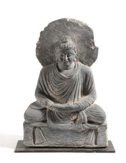 Gandhara Bodhisatva auréolé assis sur un trône
Il porte le drapé utarasanga Il tient...