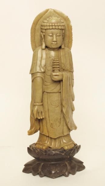 Chine XX° siècle Bouddha Bouddha auréolé debout sur socle lotiforme
Jadéïte
Haut.:...