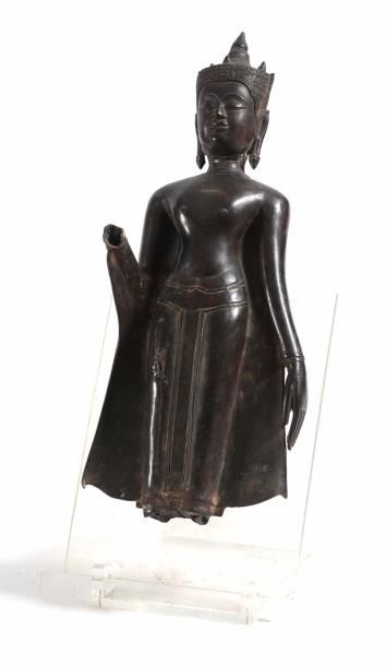 Thaïlande, XVIII° siècle Bouddha debout
Vêtu de la robe monastique Utarasanga, la...