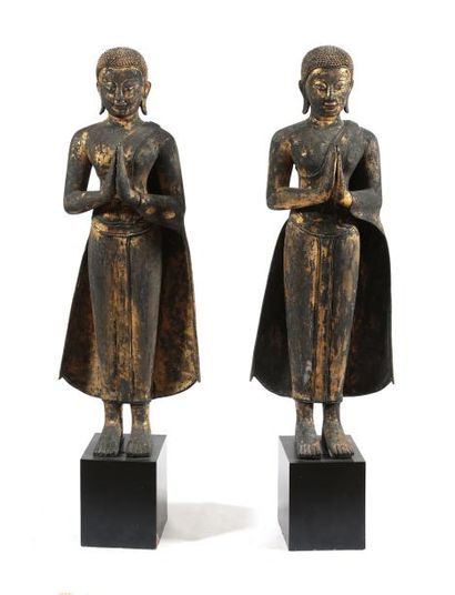 Thaïlande, début XX° siècle Paire d'adorants debout
Sur socle, portant la robe Utarasanga
Bronze...