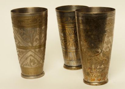Inde, Rajasthan, début XX° siècle 
Ensemble de trois verres à lassi
Haut.:25 cm