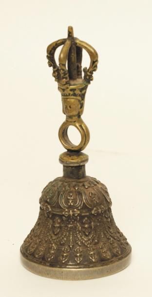 Tibet, XX° siècle 
Cloche et Vajra Pour appel à la prière
Bronze
Haut.: 18 cm