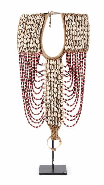 Papouasie Nouvelle Guinée 
Collier
Coquillages, rafia cauris et perles
Diam.: 30...