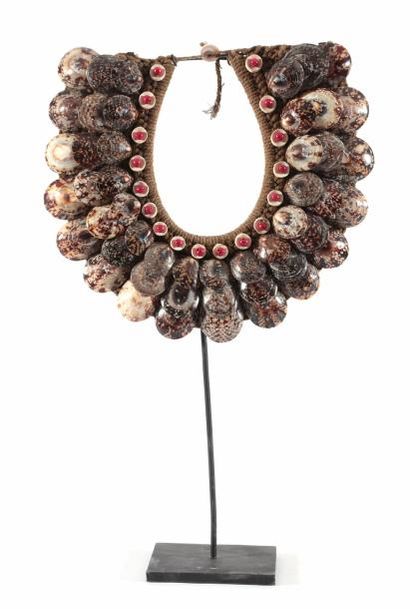 Papouasie Nouvelle Guinée 
Torque
Coquillages, rafia, cauris, perles
Haut.: 55 c...