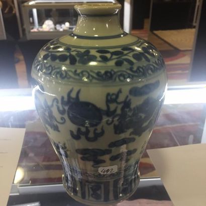 null Vase Meiping en porcelaine B&B déc dragons, marqué, 

XVII-XVIII° siècle. ....