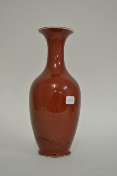 null Vase balustre Sang de bœuf, Période Kangxi, XVII° siècle. Fêlure sur la panse.

H...