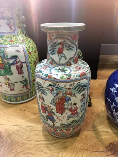 null Chine

Vase en porcelaine de la famille rose à décor de scène de guerre