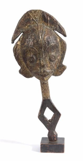 Gabon, Kota, XX° siècle Figure de reliquaire
Formée de plaques de laiton 61 cm