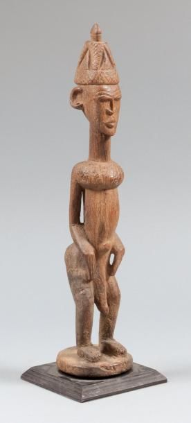 Mali, Dogon 
Statuette anthropomorphe masculine
Représentée debout sur une petite...