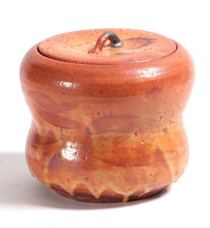 Japon, 1950 
Pot à eau Utilisé pour la cérémonie du thé céramique à glaçures
Haut.:...