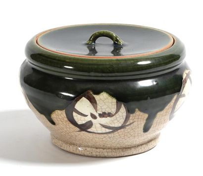Japon, 1950 
Pot à eau Utilisé pour la cérémonie du thé
Céramique à glaçures
Haut.:...