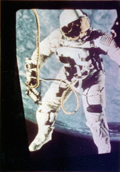 null NASA. L'astronaute Ed. White flotte dans l'Espace lors de la première sortie...