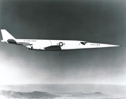 null NASA. Vue en vol de l'avion expérimental Douglas X-3 surnomé le "Stiletto" en...