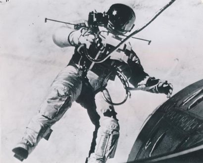 null NASA. Mission Gémini 4. Juin 1965. L'astronaute Ed. White photographié par James...