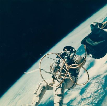 null Nasa. Fantastique vue historique de l'astronaute Ed. White flottant dans l'Espace...