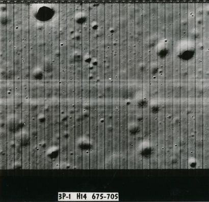 null Nasa. Vue de la surface lunaire depuis la sonde spatiale "Lunar Orbiter III"...