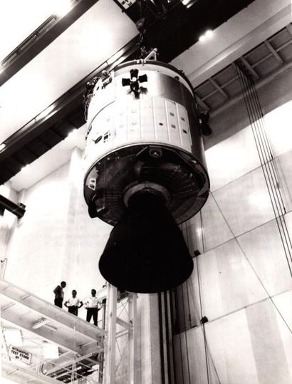 null Nasa. Rare vue d'un module de commande Apollo avant son assemblage dans le fuselage...