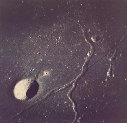 null Nasa. Vue de la surface lunaire depuis Apollo 10. Le cratère "MASKELYNE X" apparaît...