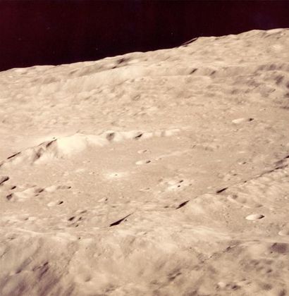 null NASA. Apollo 10. Magnifique point de vue du relief lunaire depuis le module...