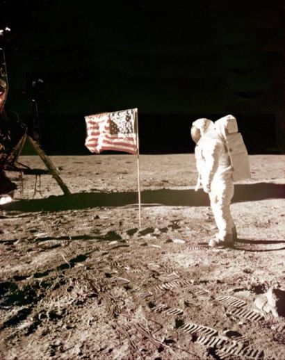 null Nasa. Mission Apollo 11. L'astronaute Buzz Aldrin devant le drapeau américain....