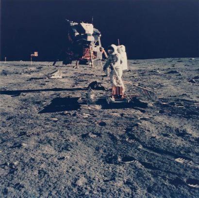 null Nasa. Mission Apollo 11. L'astronaute Buzz Aldrin manipule le sismographe lunaire....