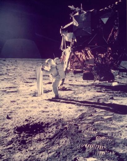 null Nasa. Mission Apollo 11. L'astronaute Buzz Aldrin manipule l'instrument scientifique...