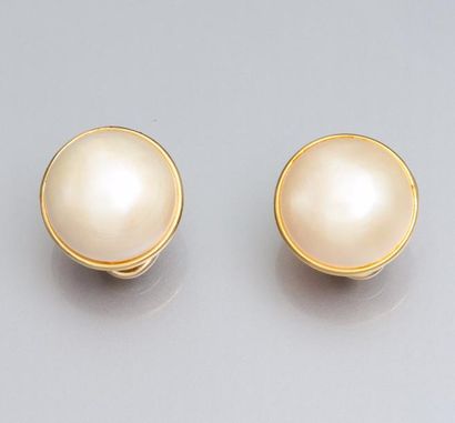 null Boucles d'oreilles en or jaune, 750 MM, chacun sertissant une perle Mabé, poids...