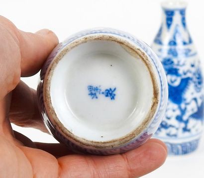 null Chine

Paire de vases de forme gourde en porcelaine bleu blanc, a? de?- cor...