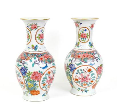 null Chine

Paire de vase en porcelaine et émaux de la famille rose à décor de bouquets

H...