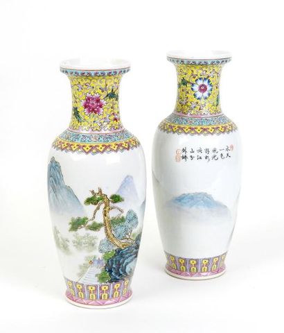 null Chine

Paire de vases en porcelaine et émaux de la famille verte à décor de...