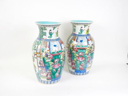 null Chine

Paire de grands vases en porcelaine et émaux de la famille verte à décor...