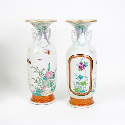 null Chine

Paire de vases en porcelaine et émaux de la famille rose à anses

H 34...