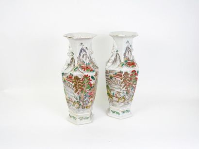 null Chine

Paire de vases en porcelaine et émaux de la famille verte à décor animé...