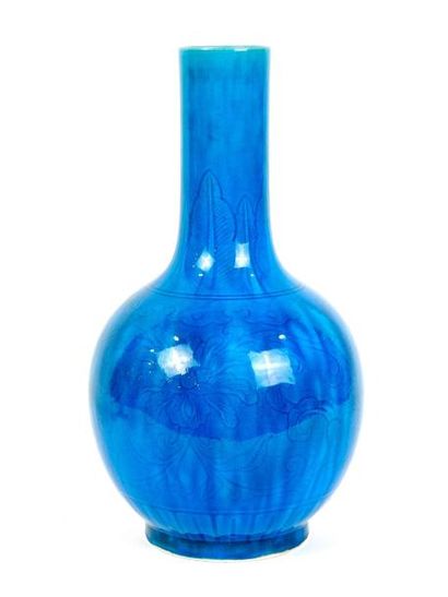 null Chine

Vase en porcelaine bleue à décor sous couverte

H 34 cm