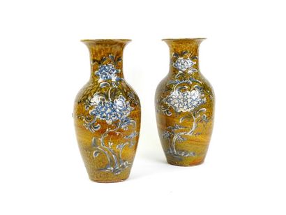 null Chine

Paire de vases en grès émaillé à décor floral

XIX° siècle

H 32 cm
