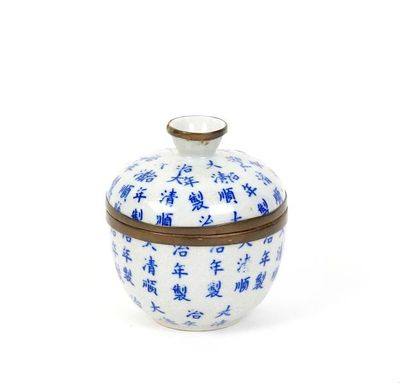 null Chine

Boite en porcelaine bleue et blanc à décor d'inscriptions

H 9 cm

a...