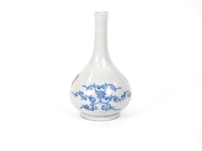 null Corée

Vase bouteille en porcelaine bleue et blanc à décors de rinceaux et idéogrammes

Vers...