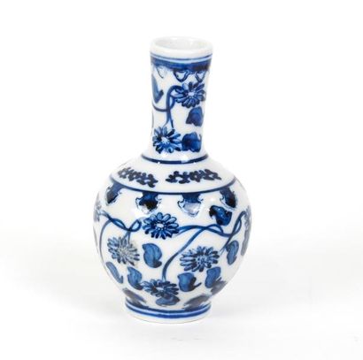 null Chine 

Vase bouteille en porcelaine bleue et blanc à décors de feuilles et...