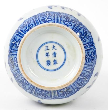 null Chine
Vase de forme renflée en porcelaine bleue et blanc à décors de pêche,...