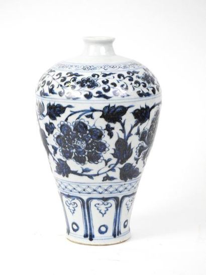 null Chine

Vase de forme Meiping en porcelaine bleue et blanc à décors de fleurs...