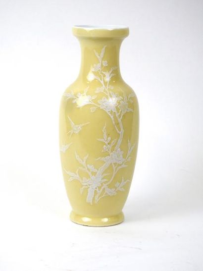 null Chine
Vase en porcelaine à fond jaune à décors blanc sur couverte d'hirondelles...