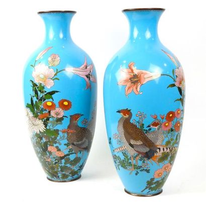 null Chine

Paire de grands vases émaillés à décors d'oiseaux de paradis dans des...