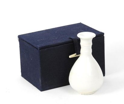 null Chine

Petit vase en porcelaine blanche monochrome à décors ourlé sur le col...