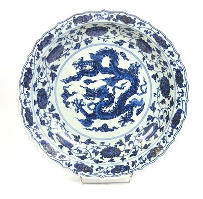 null Chine
Grand plat en porcelaine bleue et blanc de forme chantournée, il présente...